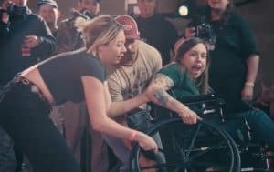 Regardez ce groupe de Metal aider une fan en fauteuil roulant à plonger depuis la scène lors d&rsquo;un récent festival