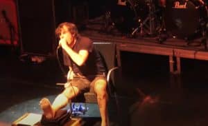 Le chanteur de Napalm Death se casse la cheville sur scène, mais refuse d&rsquo;annuler la tournée européenne du groupe