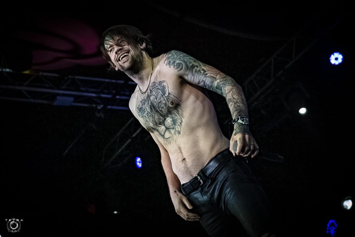 “Je suis un homme gay et j’en suis fier” : Caleb Shomo (Beartooth) fait son coming out, son épouse annonce la fin de leur mariage