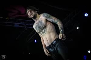 “Je suis un homme gay et j’en suis fier” : Caleb Shomo (Beartooth) fait son coming out, son épouse annonce la fin de leur mariage