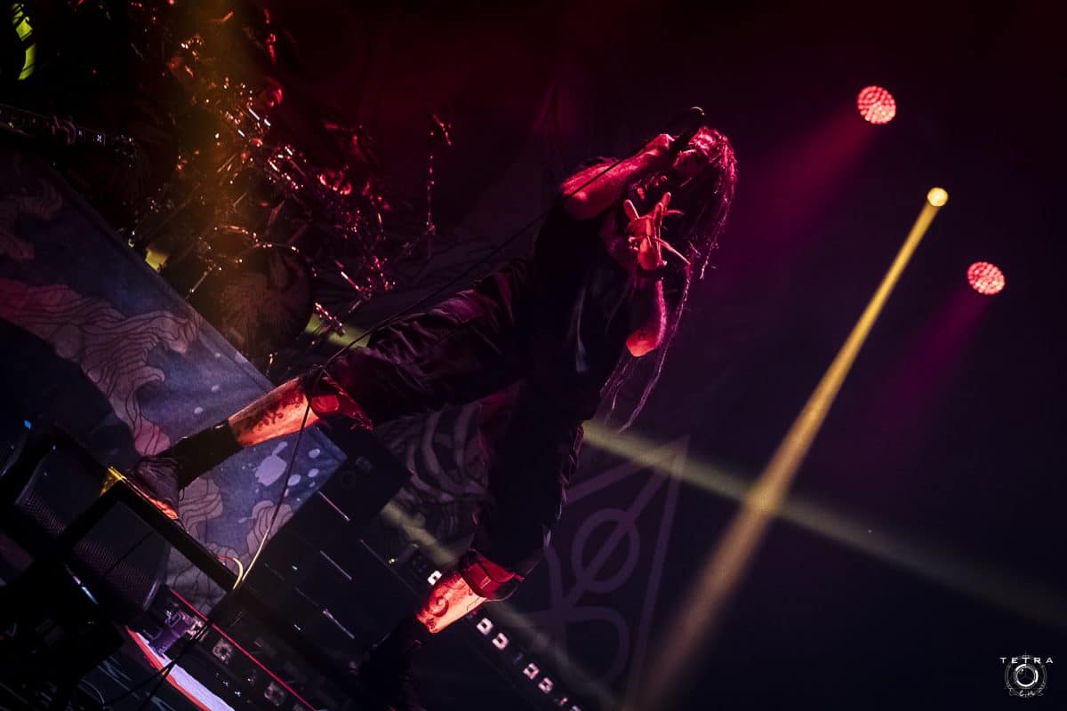 Randy Blythe, de Lamb of God, exhorte les fans à « être présents » lors des concerts et critique l&rsquo;utilisation excessive du téléphone