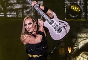 Nita Strauss dit qu&rsquo;elle n&rsquo;était « pas préparée » à la réaction des fans lorsqu&rsquo;elle a quitté Alice Cooper pour Demi Lovato