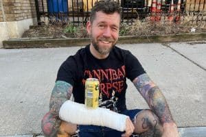 Le frontman de Revocation se casse le poignet mais refuse d&rsquo;arrêter la tournée