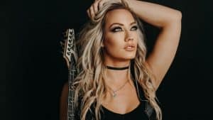 Nita Strauss devient maman : la guitariste d’Alice Cooper présente son fils Maxwell James
