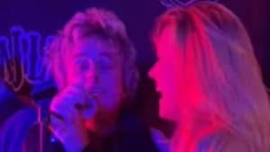 Le chanteur de Green Day, Billie Joe Armstrong, a surpris un groupe de reprises en les rejoignant sur scène