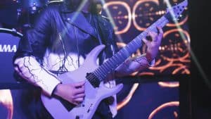 Spiritbox partage une vidéo de Mike Stringer jouant la nouvelle chanson The Void lors d&rsquo;un sound check