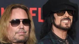 “C’est mon frère — alors va te faire foutre” : Nikki Sixx répond à un fan qui attaque Vince Neil