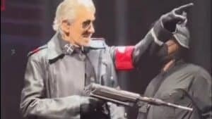 Roger Waters (Pink Floyd) fait l&rsquo;objet d&rsquo;une enquête de la police allemande après avoir porté une tenue à connotation nazie sur scène lors d&rsquo;un concert à Berlin