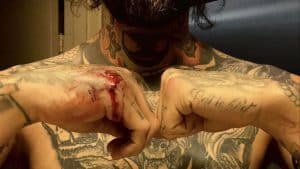 Le batteur du groupe de metal Traitors se casse la main en repoussant un voleur à Vegas ; annonce son remplaçant temporaire