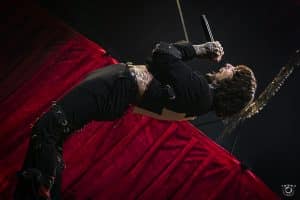 Oli Sykes (Bring Me The Horizon) touché par un téléphone en plein concert