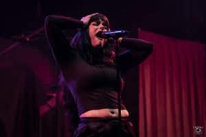 « Je voulais leur casser la gueule » : Courtney LaPlante (Spiritbox) dénonce les figures toxiques du metal avec Soft Spine