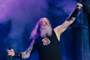 Amon Amarth sort une nouvelle chanson percutante, We Rule The Waves, alors qu&rsquo;il est en tournée avec Pantera