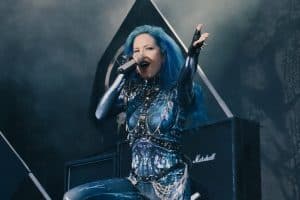 « J’avais du pus qui coulait de mes yeux, du sang de mon nez… » : Alissa White-Gluz (Arch Enemy) gravement malade lors de la tournée au Mexique