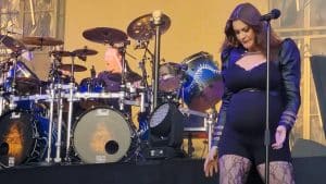 Floor Jansen annule ses concerts en solo pour des raisons de santé, elle dit s&rsquo;être effondrée après un récent concert de Nightwish