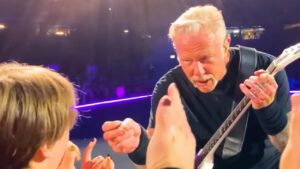 Un fan de Metallica a « accidentellement » baissé le volume de la guitare de James Hetfield lors d&rsquo;un concert (vidéo)