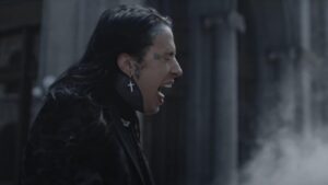 Falling In Reverse : Ronnie Radke revisite une vieille controverse avec humour… et des pieds de micro gonflables