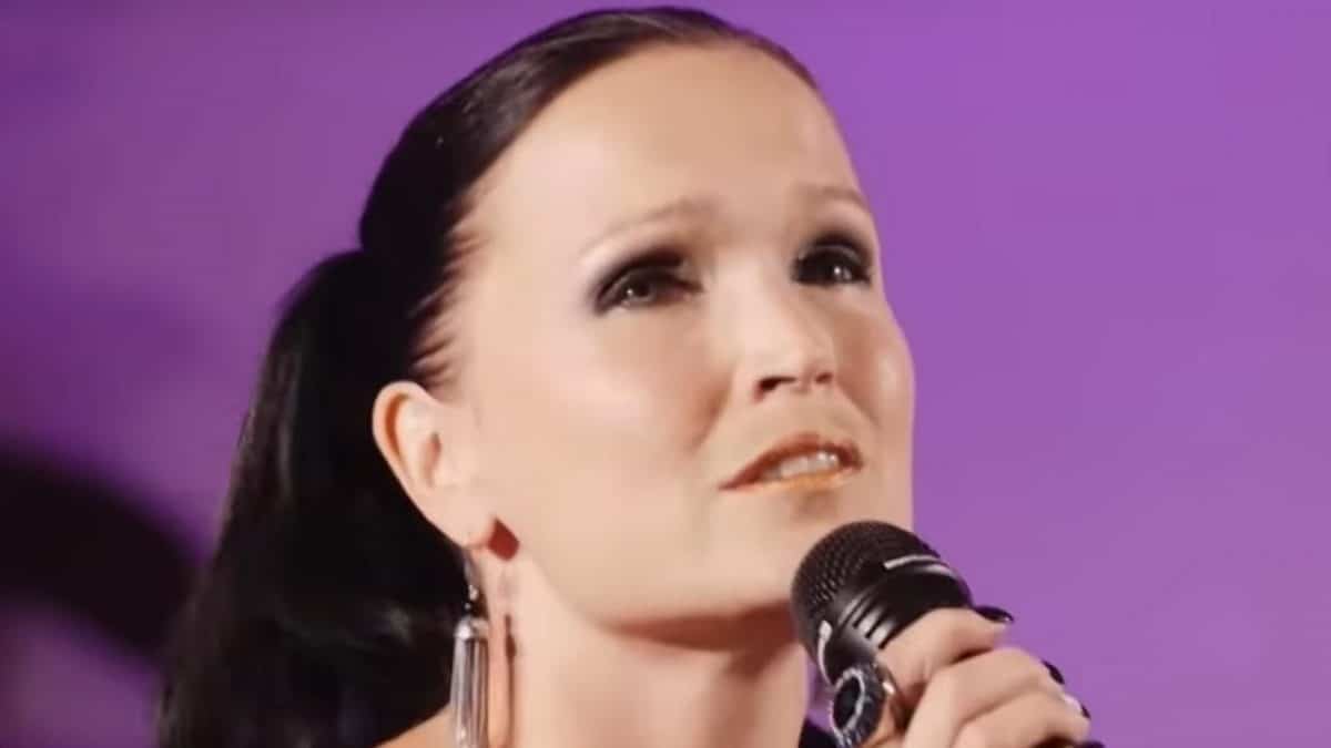 Regardez Tarja Turunen (ex-Nightwish) jouer une magnifique reprise de Numb de Linkin Park dans une petite église