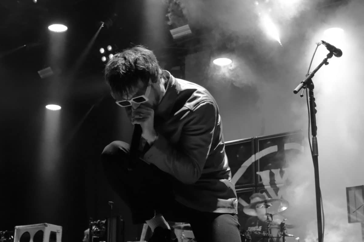 Le metalcore rencontre l’électronique : While She Sleeps reprend The Chemical Brothers