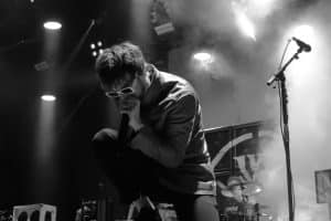Le metalcore rencontre l’électronique : While She Sleeps reprend The Chemical Brothers