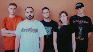 Madi Watkins, de Year Of The Knife, remercie les gens qui l&rsquo;ont soutenue, elle et le groupe, dans une nouvelle vidéo
