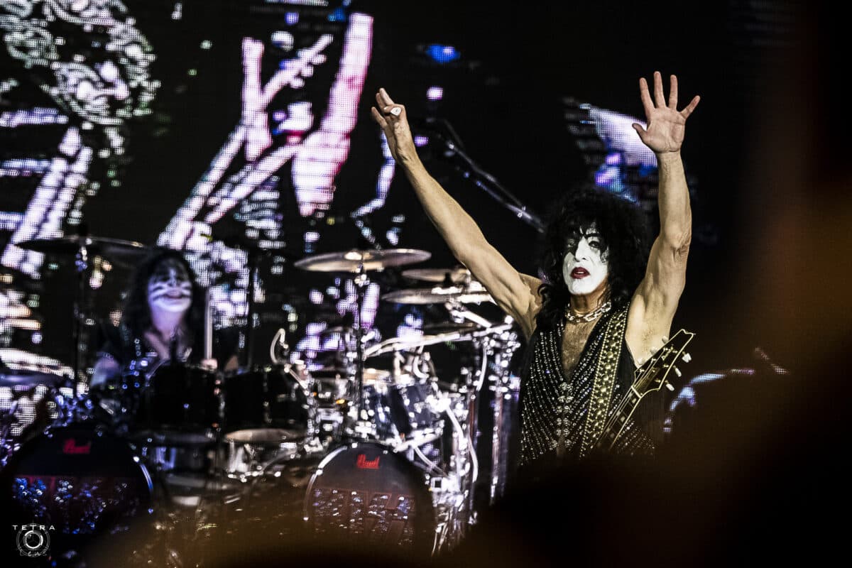Paul Stanley n’a « aucun regret » sur l’ère sans maquillage de Kiss, malgré des titres « assez affreux »