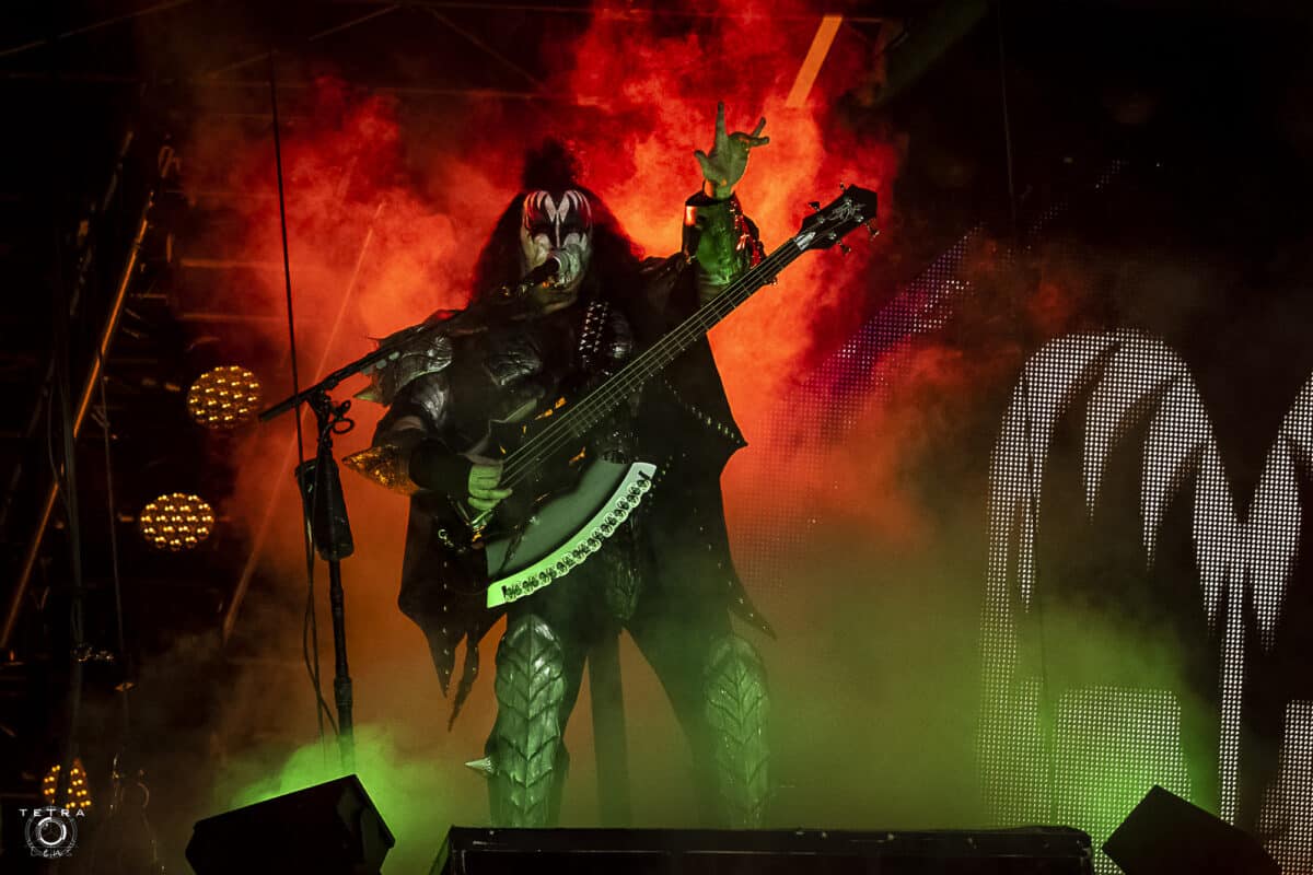 Gene Simmons de Kiss explique pourquoi l&rsquo;écriture de chansons simples est le défi « le plus difficile » à relever pour les musiciens