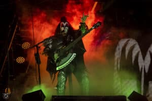 Gene Simmons de Kiss explique pourquoi l&rsquo;écriture de chansons simples est le défi « le plus difficile » à relever pour les musiciens
