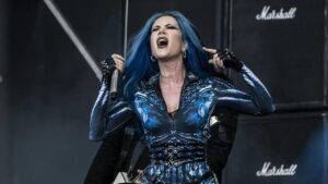 Alissa White-Gluz quitte Arch Enemy après 12 ans : « De grandes annonces arrivent »