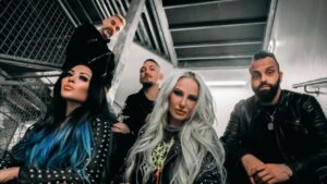 « Elle nous manquera beaucoup et nous lui souhaitons le meilleur dans ses projets futurs » ; Les Butcher Babies confirment le départ de la chanteuse Carla Harvey