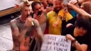 Machine Gun Kelly exauce le vœu le plus cher d&rsquo;un fan en lui donnant un coup de poing au visage
