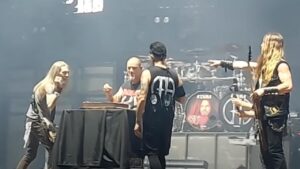 Phil Anselmo de Pantera a fêté son 55ème anniversaire sur scène en Italie (avec un gâteau et tout le reste)