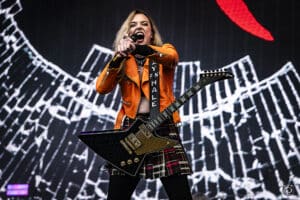 Lzzy Hale raconte avoir largué un date qui s’est endormi à un concert de Tool
