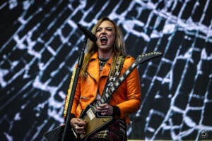 “Je dois souvent rassurer mes proches après les concerts » : Lzzy Hale (Halestorm) affirme que ses cris ne lui font pas mal, malgré les apparences