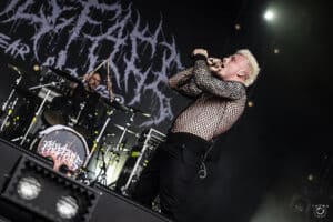 “Évidemment, je suis content qu’ils partent” : le frontman de Paleface Swiss se réjouit de voir des homophobes quitter ses concerts