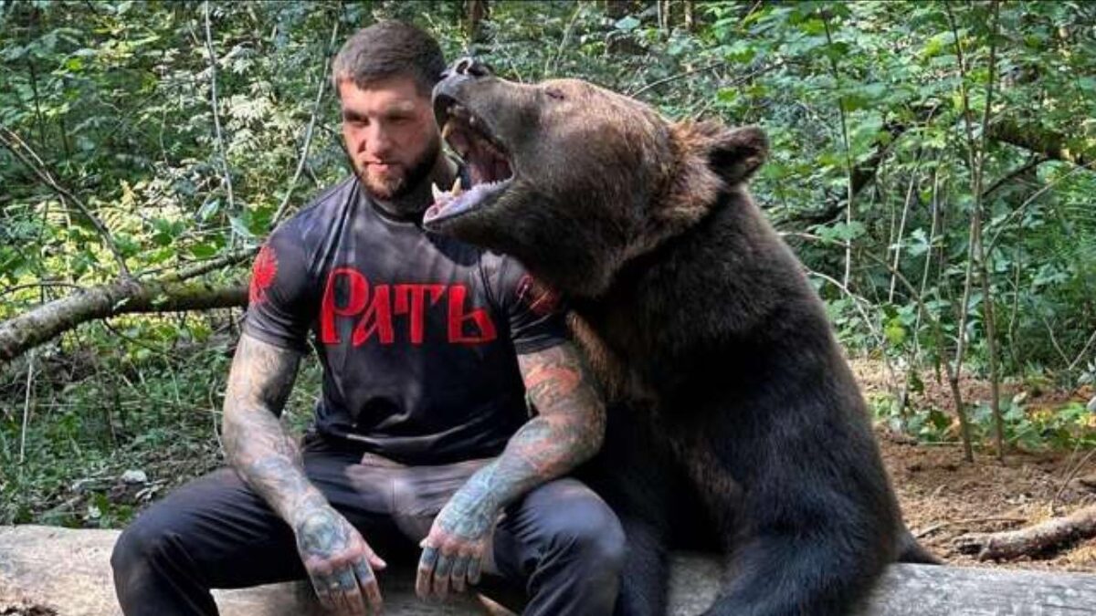 Le chanteur de Slaughter To Prevail, Alex Terrible, a de nouveau lutté contre un ours