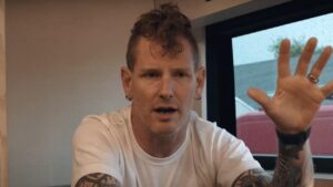 « J&rsquo;ai du mal à me reconnaître » ; Corey Taylor affirme qu&rsquo;il a « craqué » et qu&rsquo;il est « passé près de la rechute »