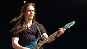 Regardez Teemu Mäntysaari (Wintersun) jouer son premier concert avec Megadeth