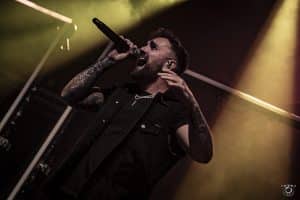 « C&rsquo;est une opportunité d’accélérer les choses, de les rendre plus viscérales, plus violentes » : Bury Tomorrow dévoile le single Waiting