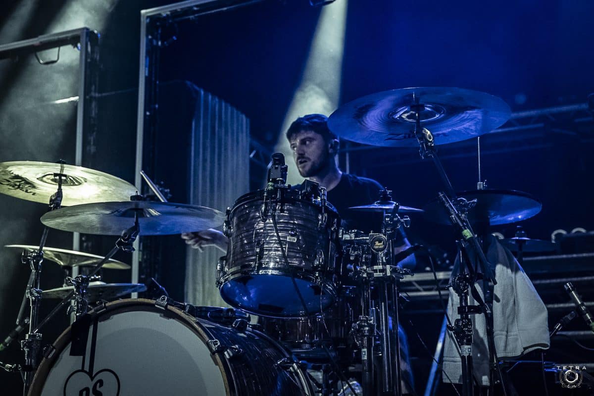 Le batteur de Polaris est furieux et « amer » que les médias ne parlent pas de leur musique : « Mais ils étaient plus qu&rsquo;heureux d&rsquo;obtenir des revenus publicitaires en nous utilisant pour faire du clic lorsque mon meilleur ami est mort »