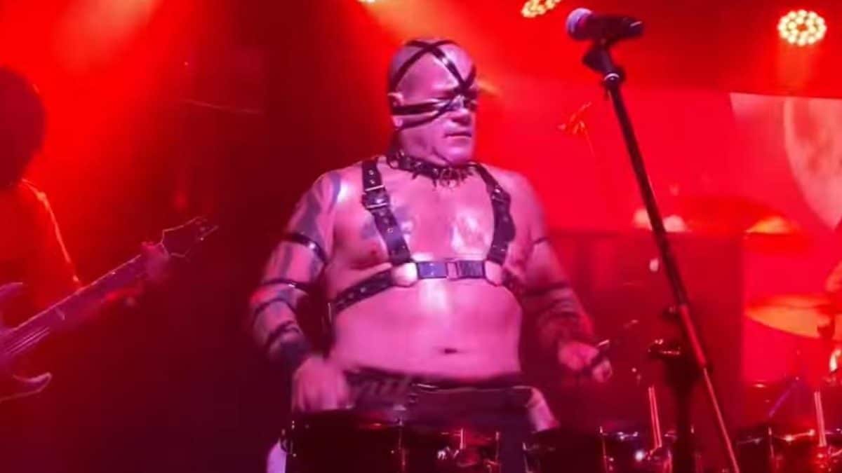 Regardez le chanteur originel de Slipknot, Anders Colsefni, jouer le premier album (indépendant) du groupe, Mate. Feed. Kill. Repeat, dans son intégralité
