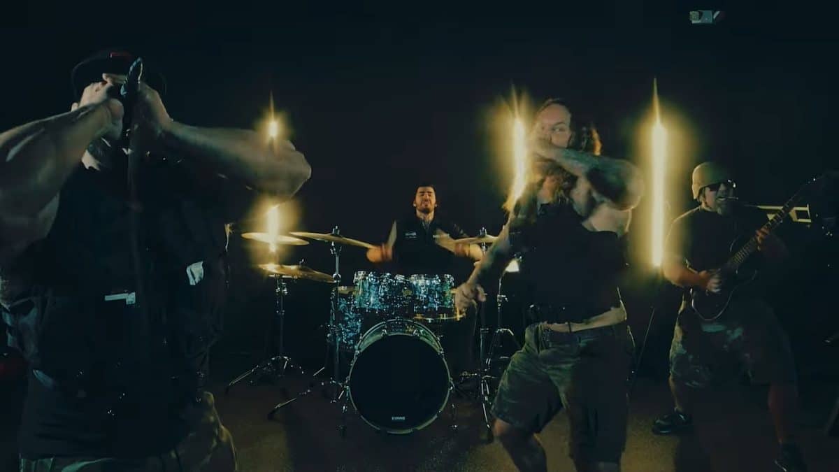 Austrian Death Machine (avec Tim Lambesis) est de retour avec une nouvelle chanson, No Pain No Gain