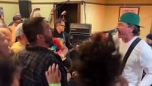 Blink-182 rend hommage au célèbre concert de Metalcore organisé dans un Denny&rsquo;s en 2013