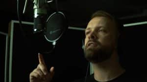 Regardez Einar Solberg de Leprous chanter Below en une seule prise