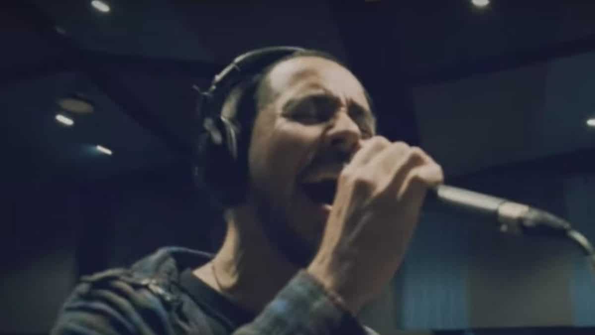 Mike Shinoda (de Linkin Park) interprète Already Over et Bleed It Out avec des membres de Polaris, Stand Atlantic et d&rsquo;autres