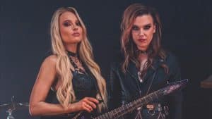 Sophie Lloyd et Lzzy Hale (de Halestorm) unissent leurs forces sur une nouvelle chanson, Imposter Syndrome
