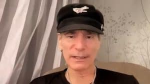 Steve Vai aux personnes stressées : « La vérité, c&rsquo;est que vous vous en sortez très bien. Soyez plus gentil avec vous-même »