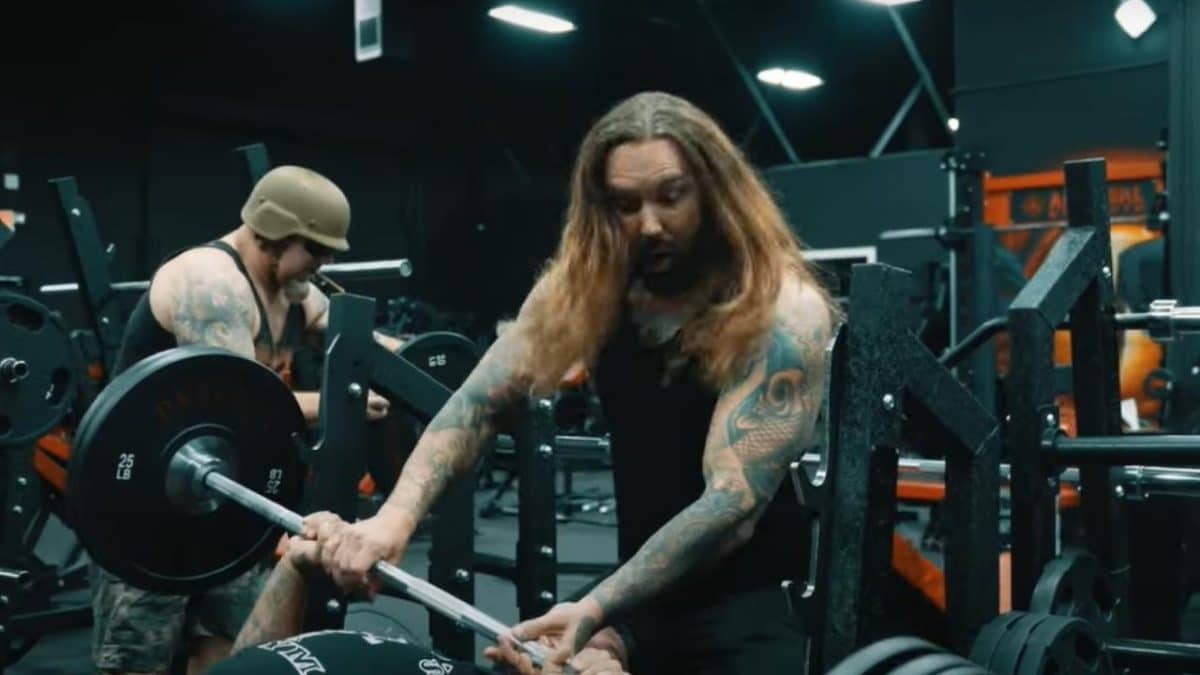 Austrian Death Machine (avec Tim Lambesis) incite à bien se conduire à la salle de sport dans son nouveau single, Don&rsquo;t Be Lazy