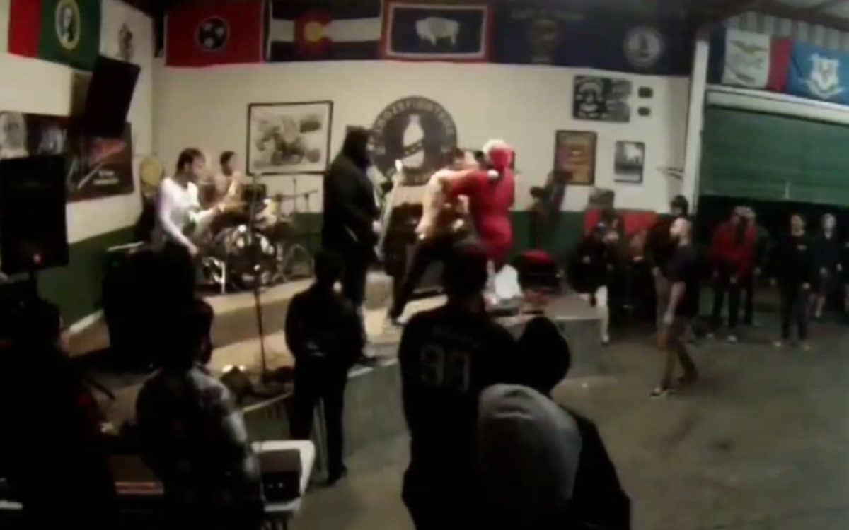Un chanteur de Metal se plaint du manque de moshing et se fait tabasser par un spectateur déguisé en Père Noël