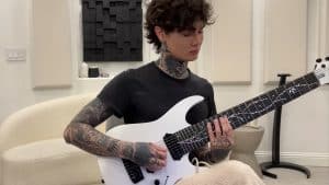 Regardez Tim Henson (Polyphia) jouer son solo de guitare sur Die On The Cross Of The Martyr d&rsquo;Unprocessed