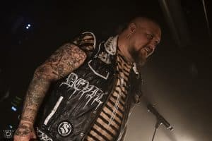« Au début, c&rsquo;était vraiment stressant » ; Brandon Saller d&rsquo;Atreyu parle de sa transition de batteur à frontman